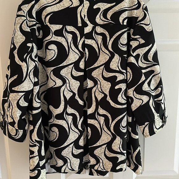 Woman’s beautiful jacket fully lined. - Picture 5 of 9